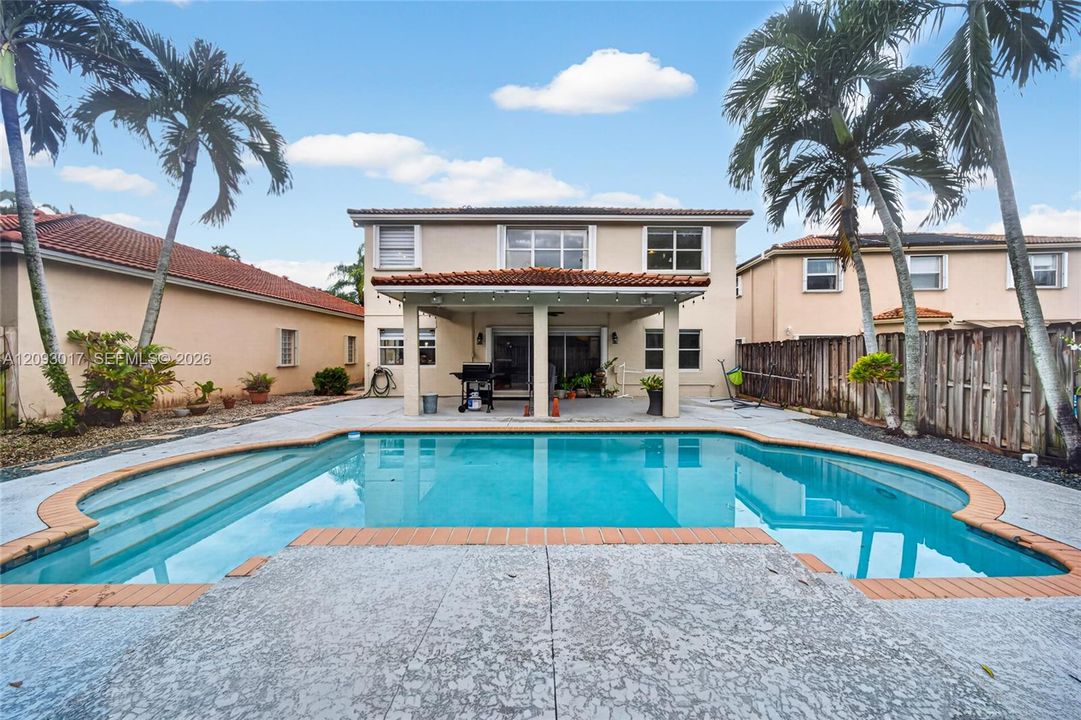 En Venta: $945,000 (4 camas, 3 baños, 2769 Pies cuadrados)