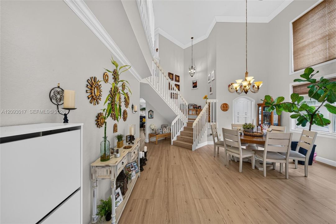 En Venta: $945,000 (4 camas, 3 baños, 2769 Pies cuadrados)