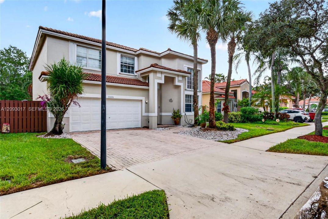 En Venta: $945,000 (4 camas, 3 baños, 2769 Pies cuadrados)