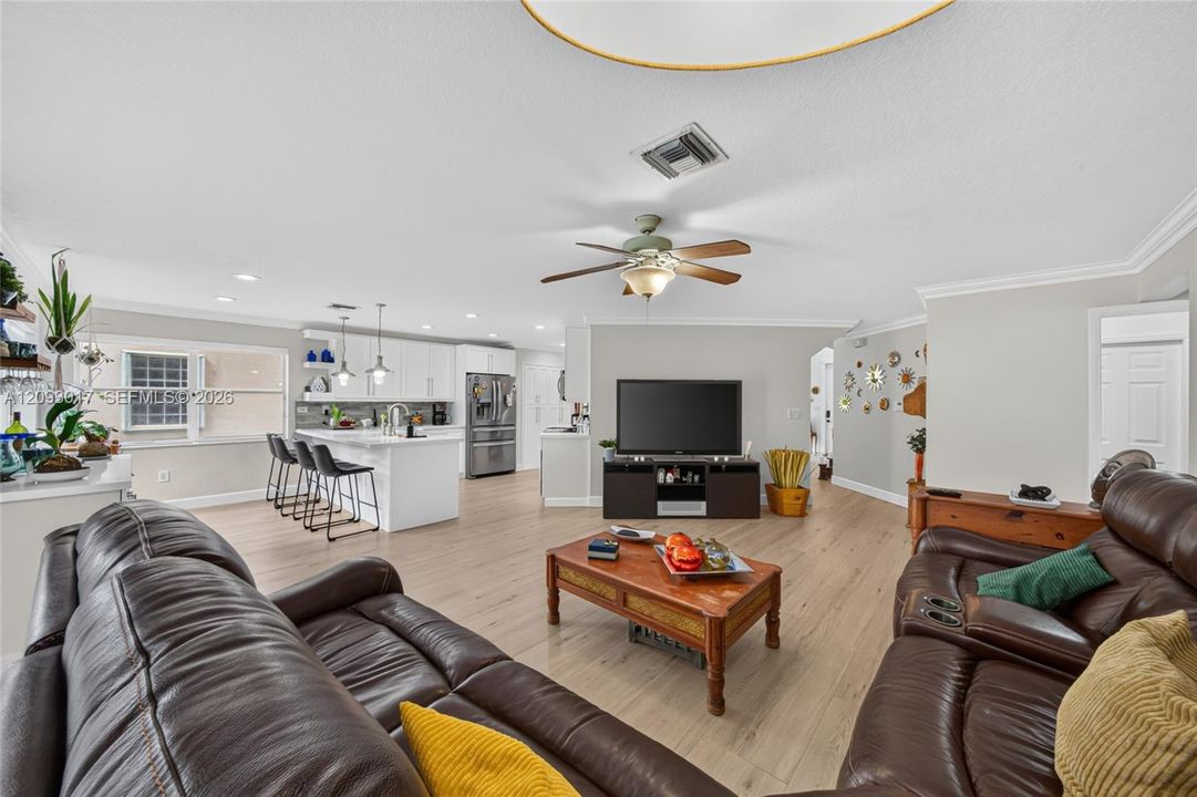 En Venta: $945,000 (4 camas, 3 baños, 2769 Pies cuadrados)