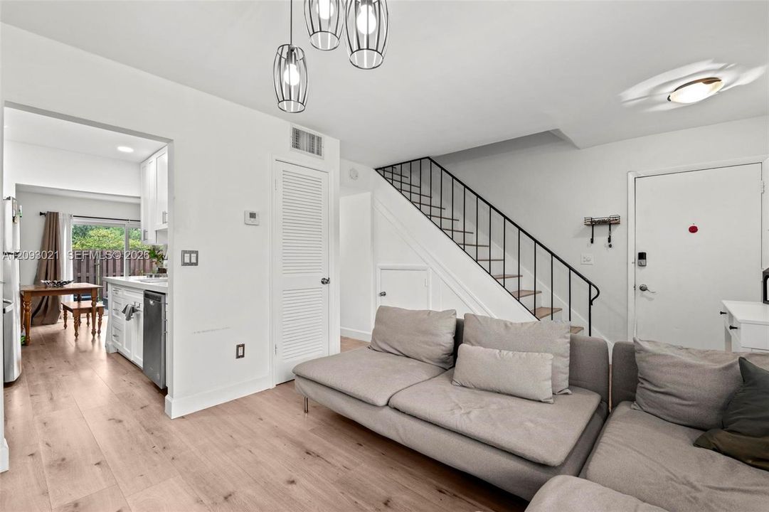 For Sale: $269,000 (2 beds, 1 baths, 1150 Square Feet)