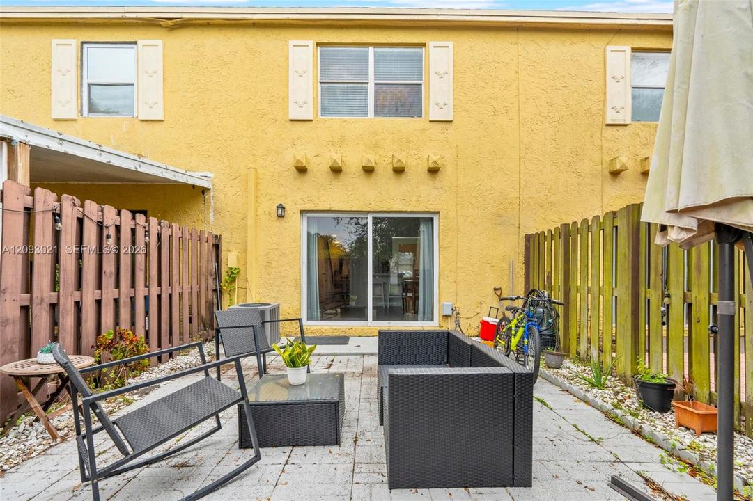 For Sale: $269,000 (2 beds, 1 baths, 1150 Square Feet)