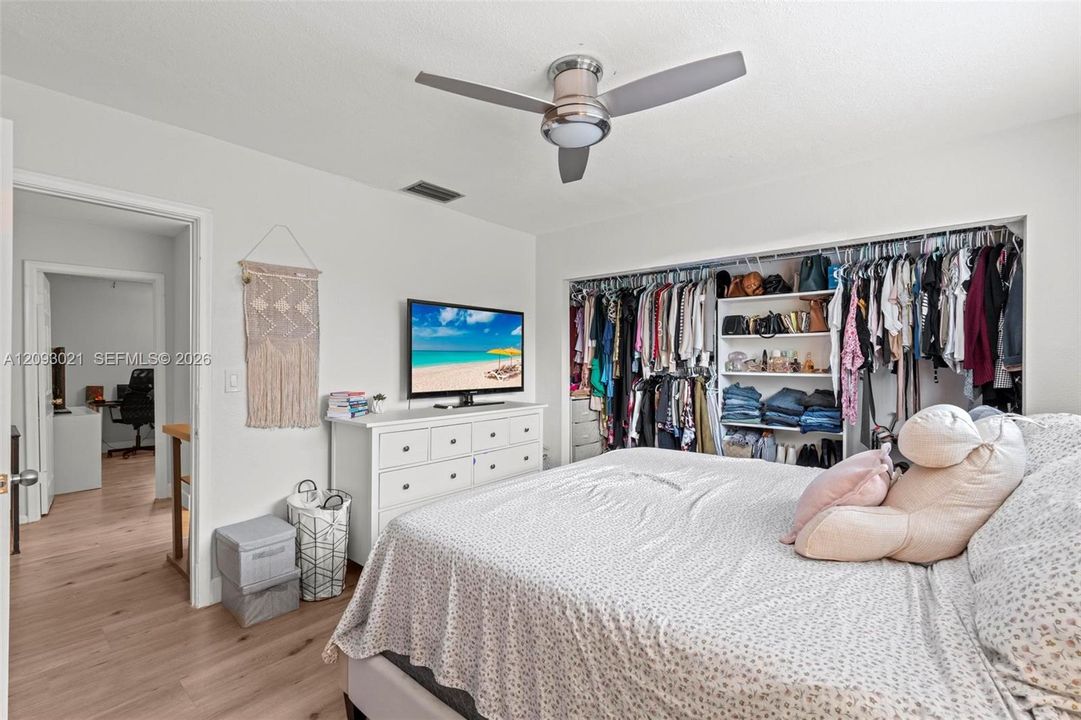 For Sale: $269,000 (2 beds, 1 baths, 1150 Square Feet)