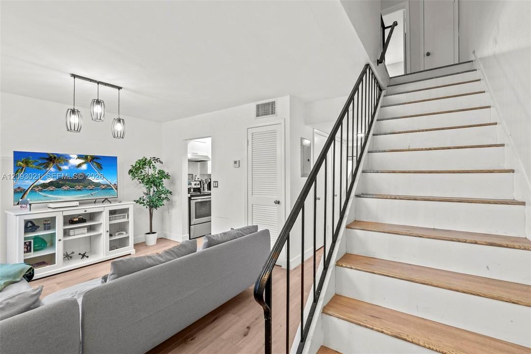 For Sale: $269,000 (2 beds, 1 baths, 1150 Square Feet)