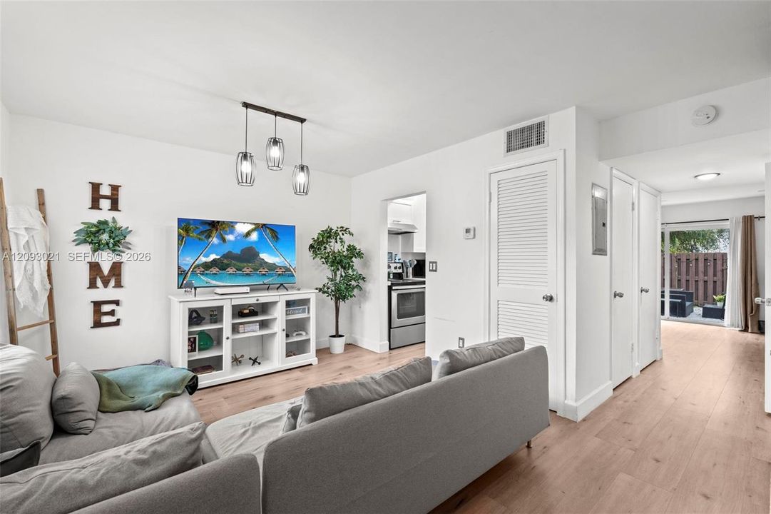 For Sale: $269,000 (2 beds, 1 baths, 1150 Square Feet)