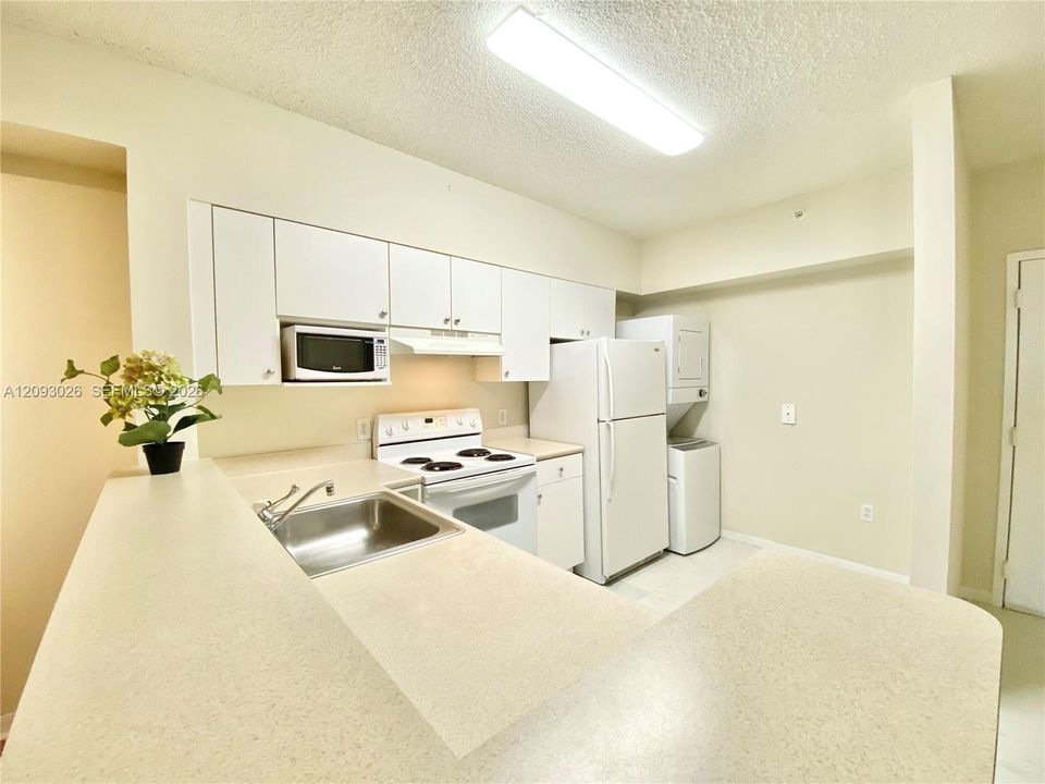 For Rent: $2,490 (2 beds, 1 baths, 855 Square Feet)
