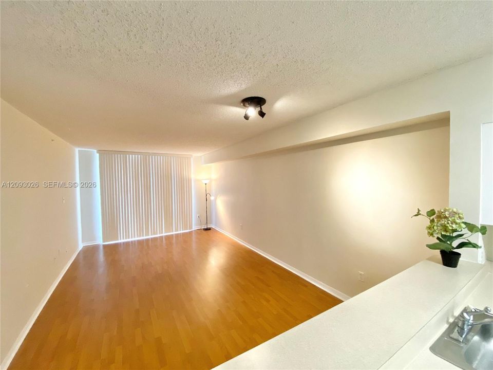 For Rent: $2,490 (2 beds, 1 baths, 855 Square Feet)