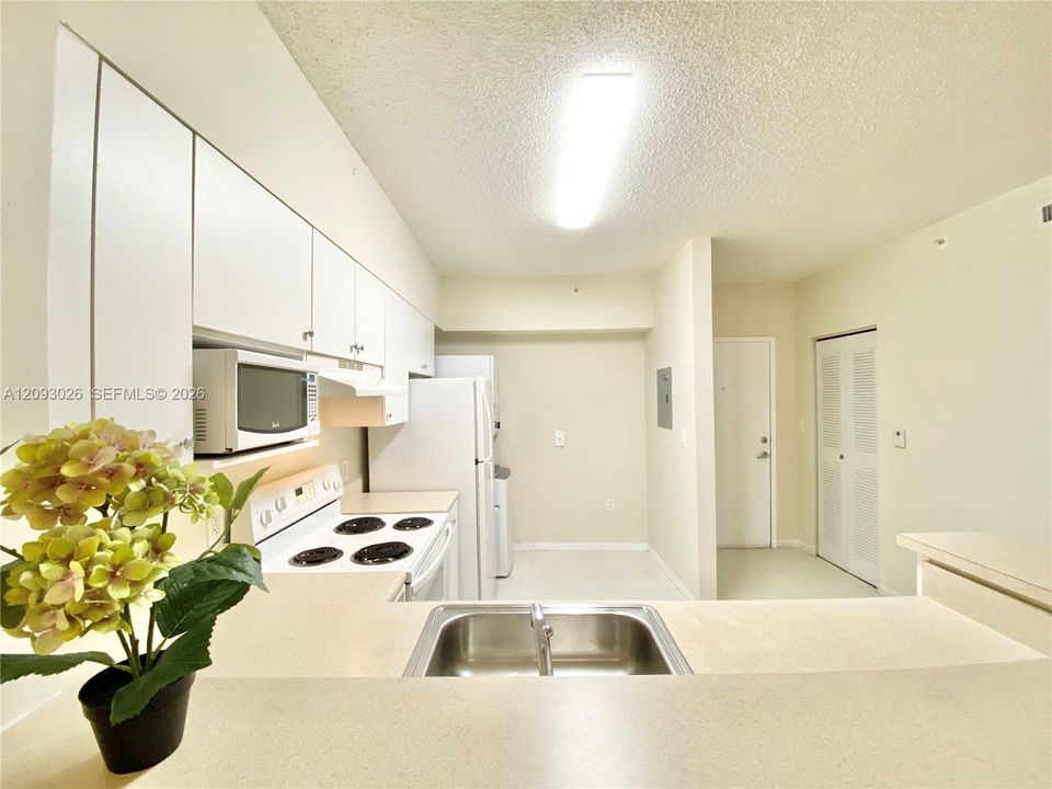 For Rent: $2,490 (2 beds, 1 baths, 855 Square Feet)