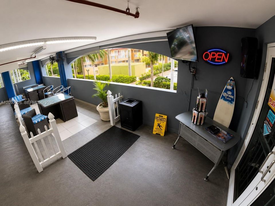 For Rent: $2,490 (2 beds, 1 baths, 855 Square Feet)