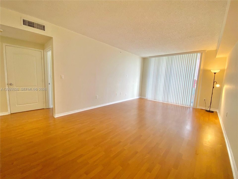 For Rent: $2,490 (2 beds, 1 baths, 855 Square Feet)