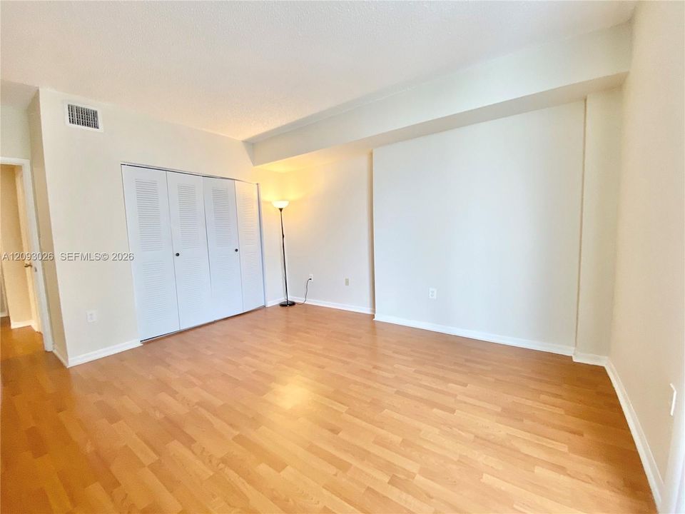 For Rent: $2,490 (2 beds, 1 baths, 855 Square Feet)