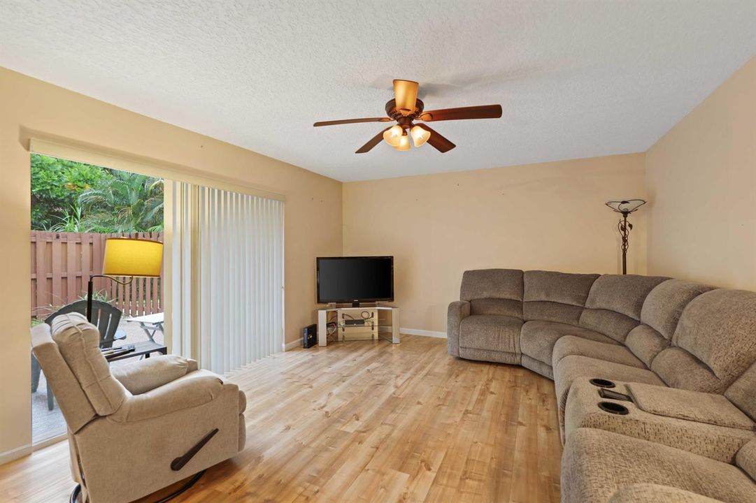 825 Center St #39D - Living Room(5)