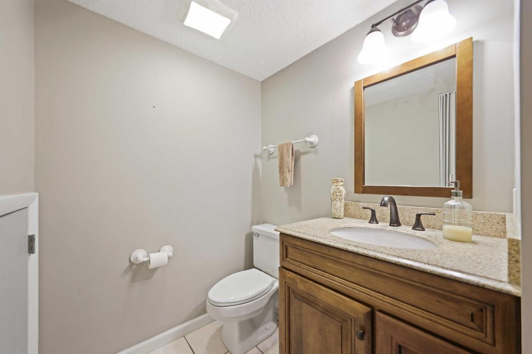 825 Center St #39D - Powder Room