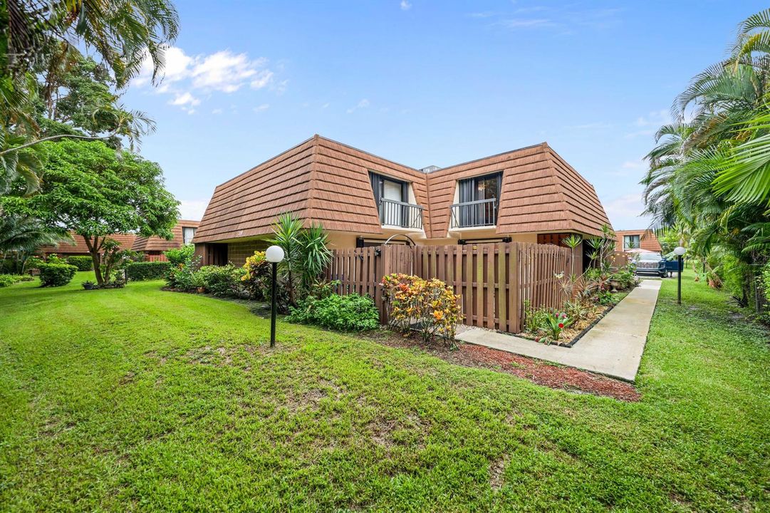 825 Center St #39D - Front