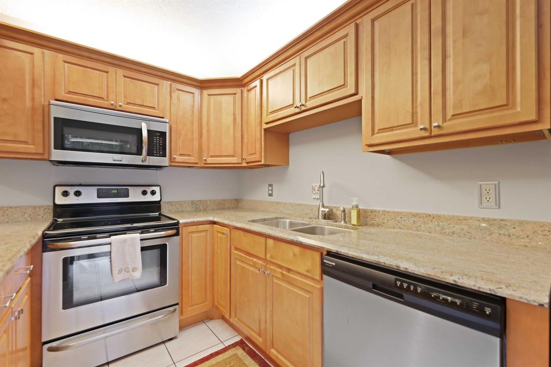 825 Center St #39D - Kitchen(2)