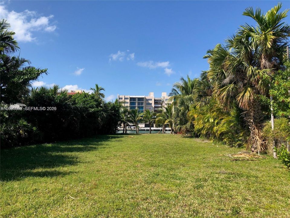 En Venta: $7,000,000 (0.21 acres)