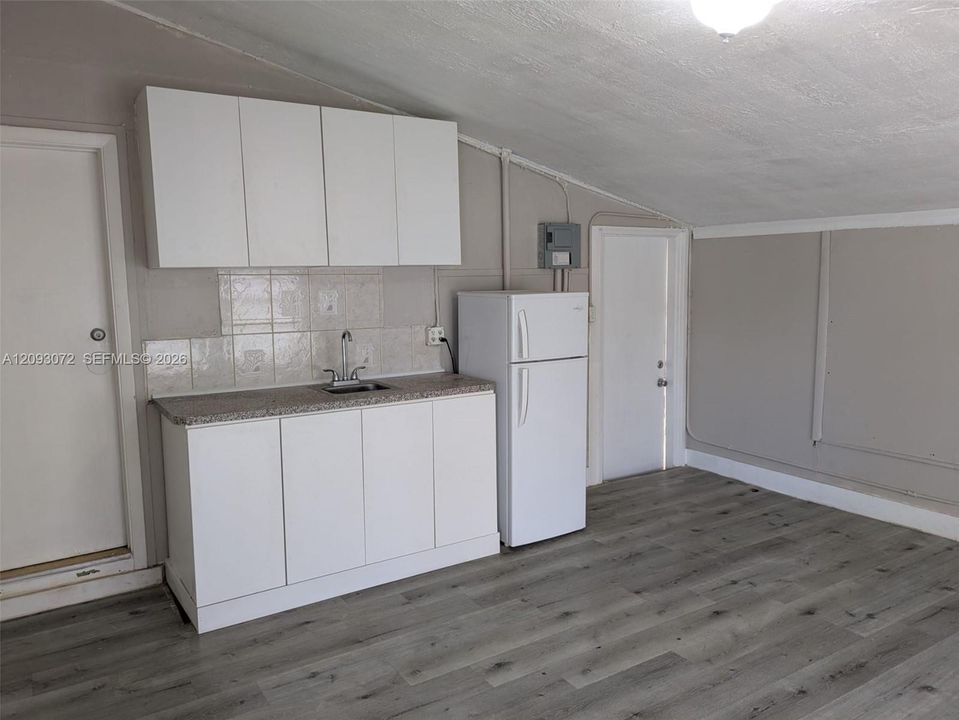 В аренду: $1,200 (0 спален, 1 ванн, 3095 Квадратных фут)