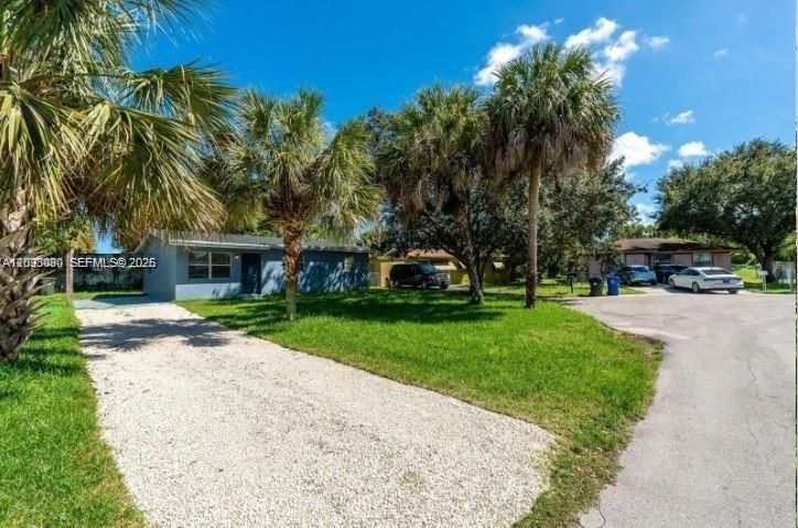 For Rent: $2,700 (3 beds, 1 baths, 900 Square Feet)