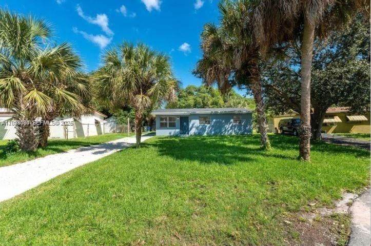 For Rent: $2,700 (3 beds, 1 baths, 900 Square Feet)