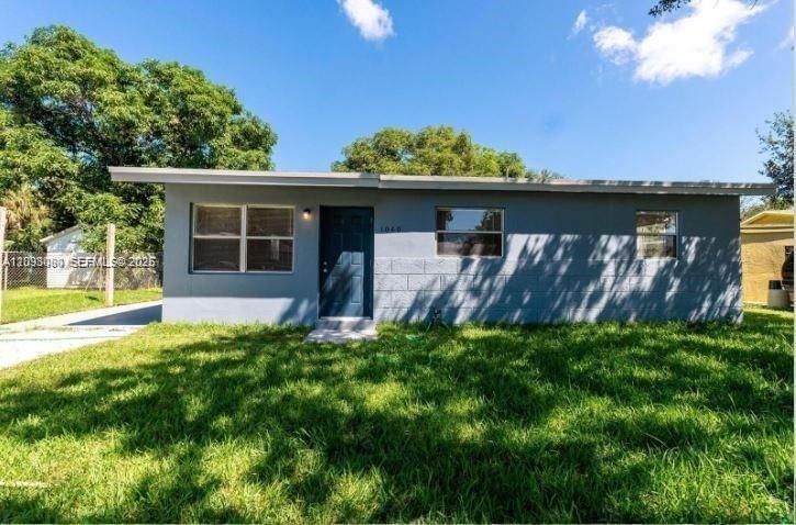 For Rent: $2,700 (3 beds, 1 baths, 900 Square Feet)