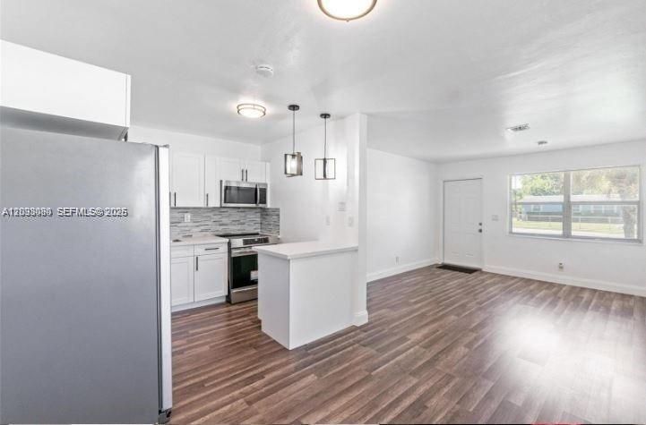For Rent: $2,700 (3 beds, 1 baths, 900 Square Feet)