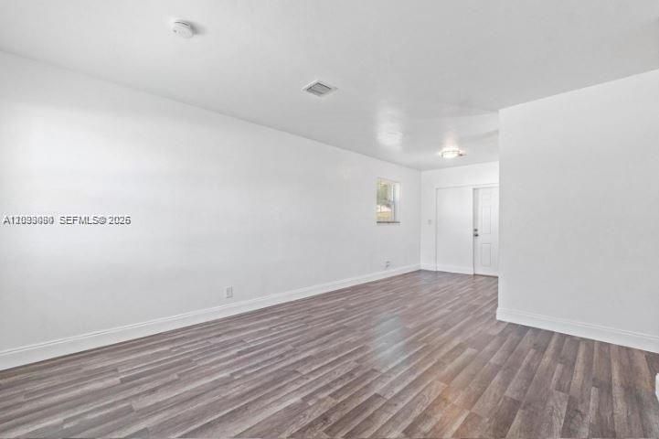 For Rent: $2,700 (3 beds, 1 baths, 900 Square Feet)