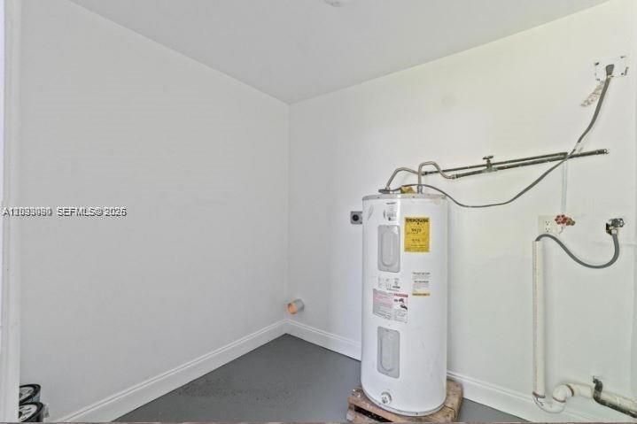 For Rent: $2,700 (3 beds, 1 baths, 900 Square Feet)