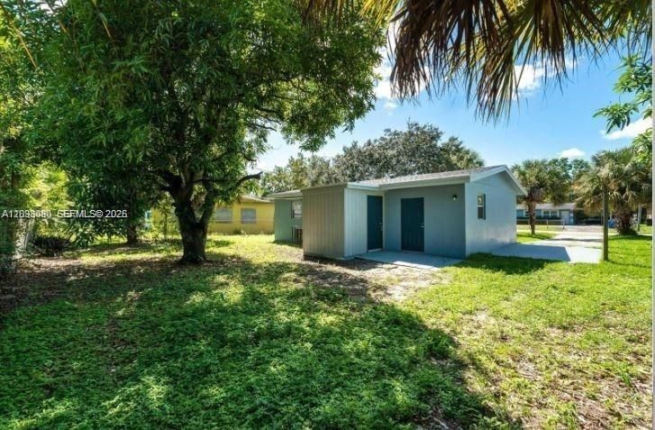 For Rent: $2,700 (3 beds, 1 baths, 900 Square Feet)