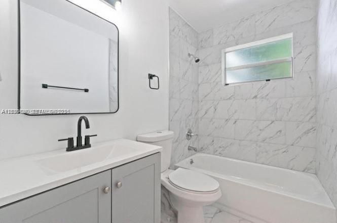 For Rent: $2,700 (3 beds, 1 baths, 900 Square Feet)