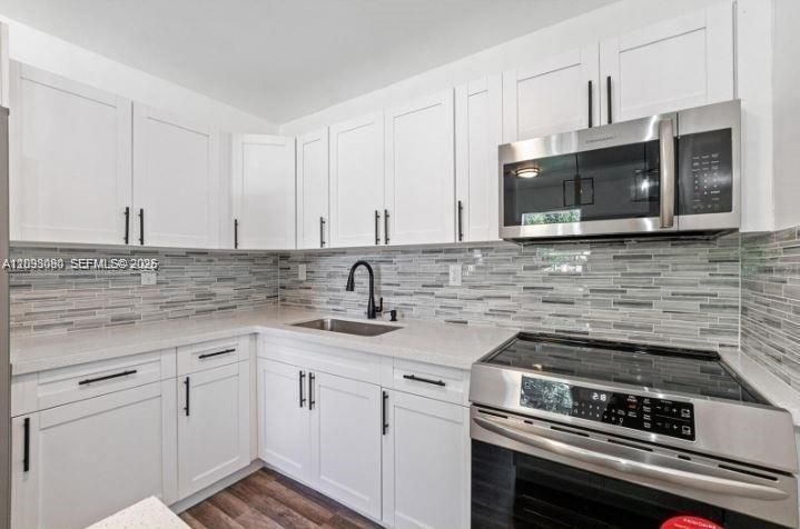 For Rent: $2,700 (3 beds, 1 baths, 900 Square Feet)