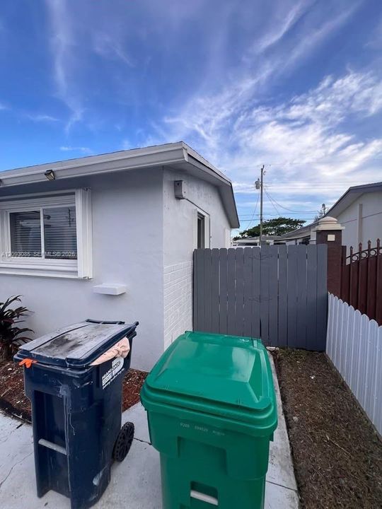 For Rent: $3,200 (3 beds, 2 baths, 1279 Square Feet)