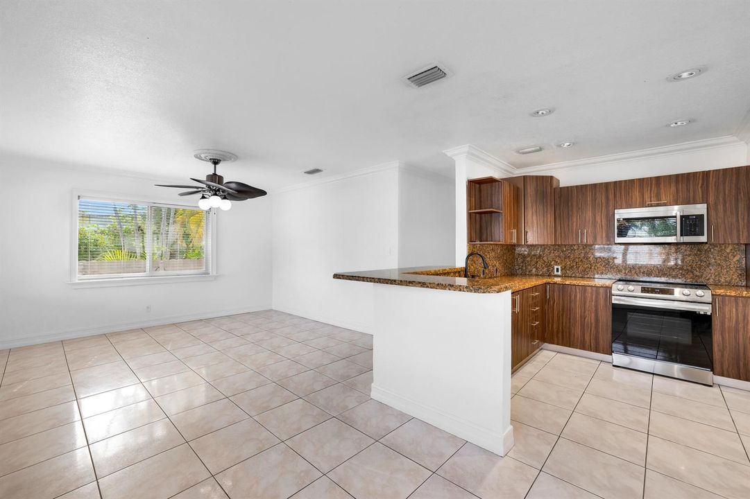 Dining Area & Breakfast Counter
