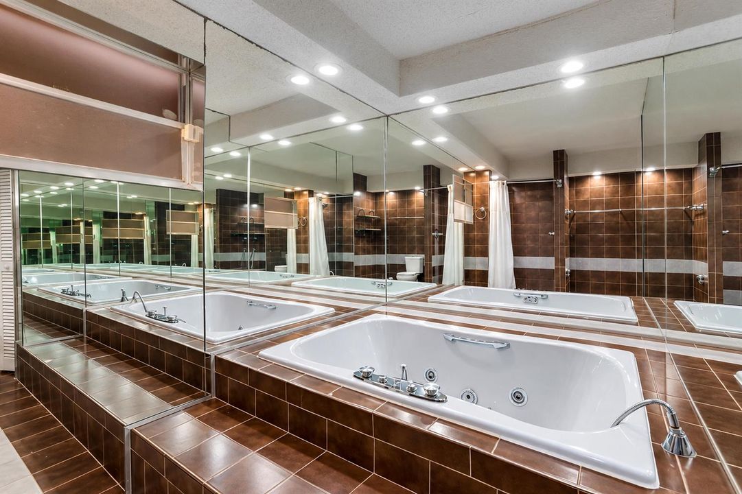 Jetted Tub & Mirrored Surround