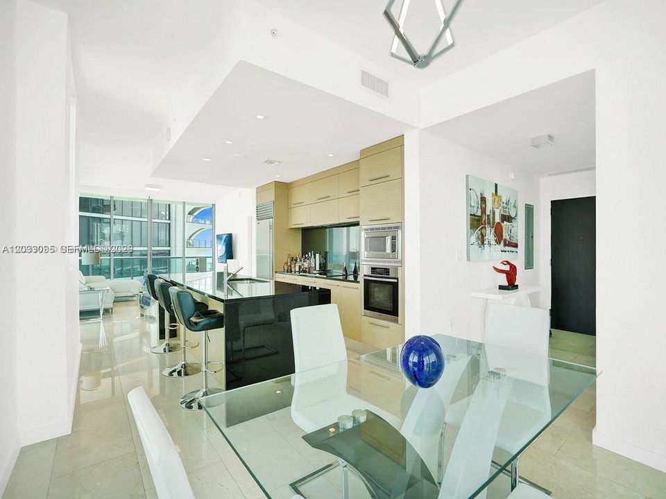 В аренду: $4,950 (2 спален, 2 ванн, 1237 Квадратных фут)