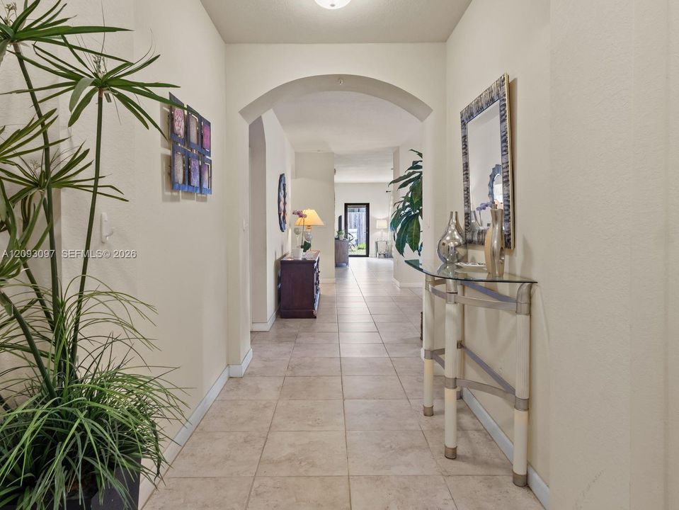 En Venta: $570,000 (4 camas, 3 baños, 1884 Pies cuadrados)