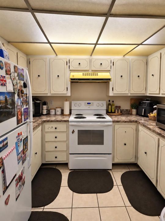 For Sale: $185,000 (2 beds, 1 baths, 840 Square Feet)
