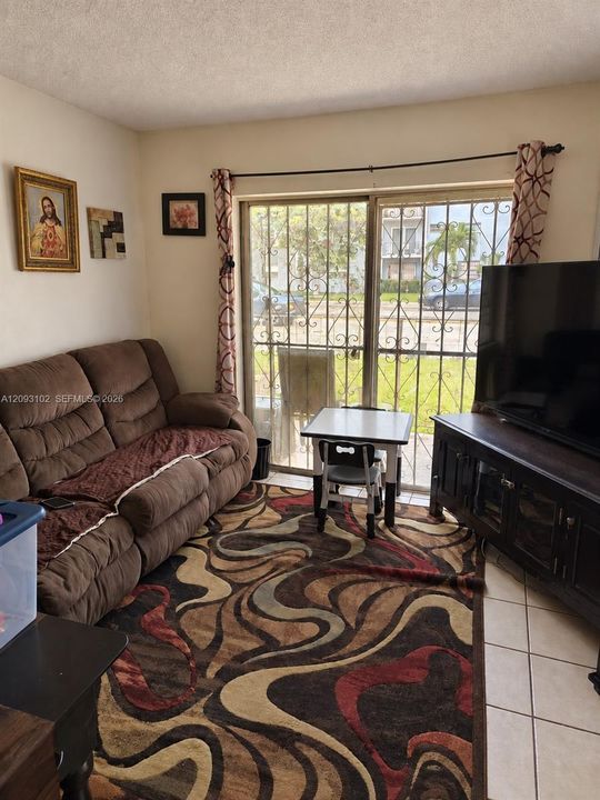 For Sale: $185,000 (2 beds, 1 baths, 840 Square Feet)