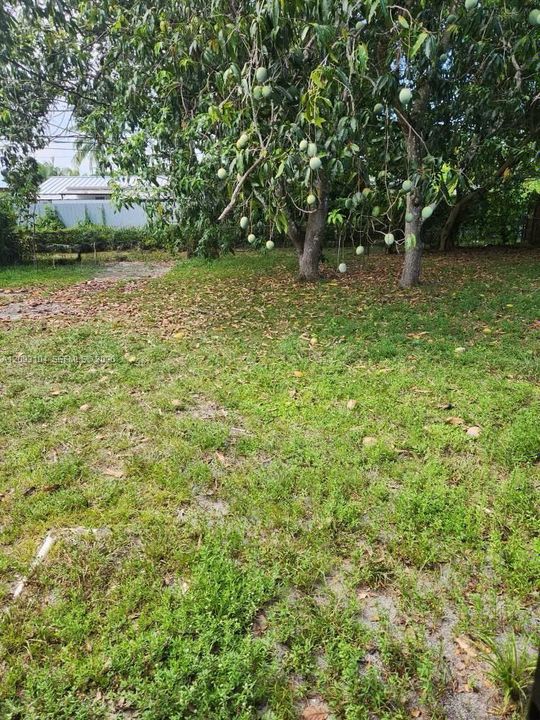 For Sale: $380,000 (2 beds, 1 baths, 840 Square Feet)