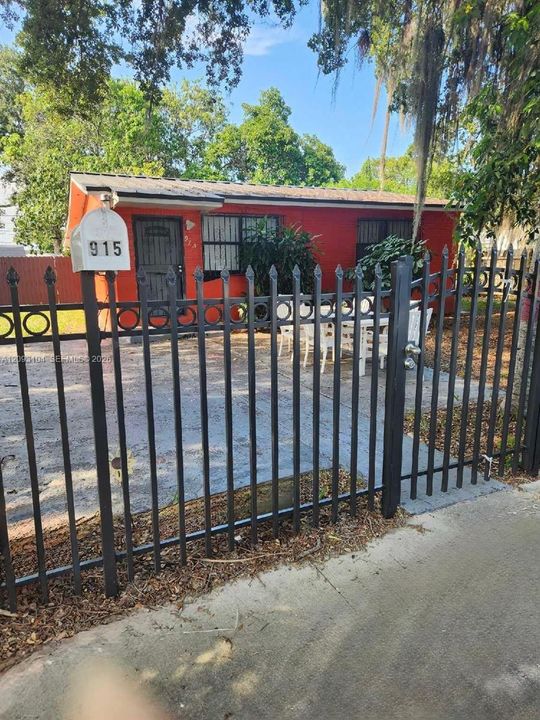 For Sale: $380,000 (2 beds, 1 baths, 840 Square Feet)