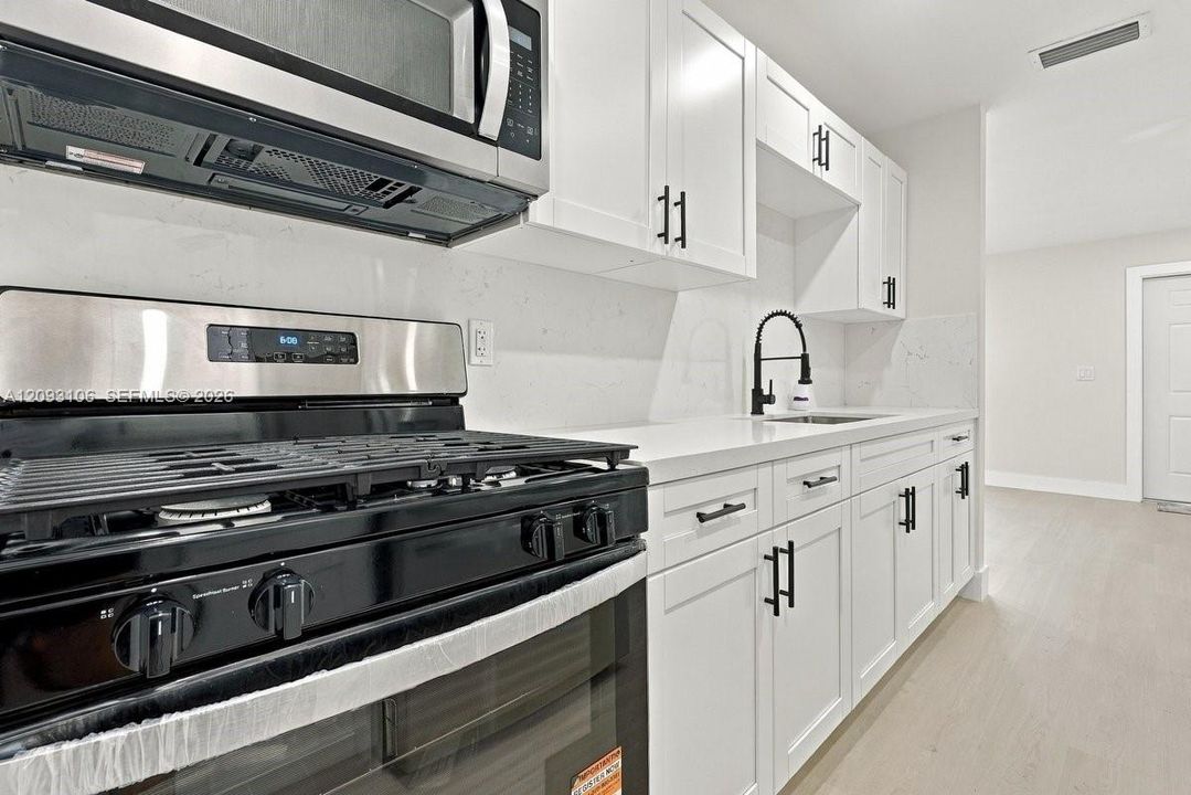 En Venta: $429,900 (4 camas, 2 baños, 1260 Pies cuadrados)