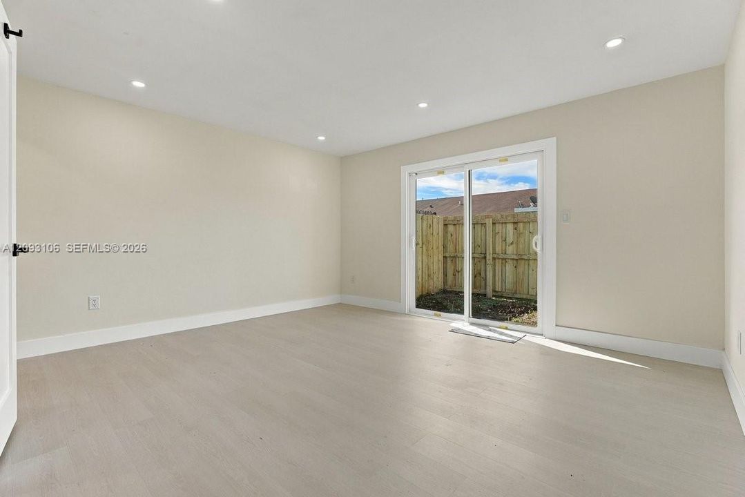 En Venta: $429,900 (4 camas, 2 baños, 1260 Pies cuadrados)