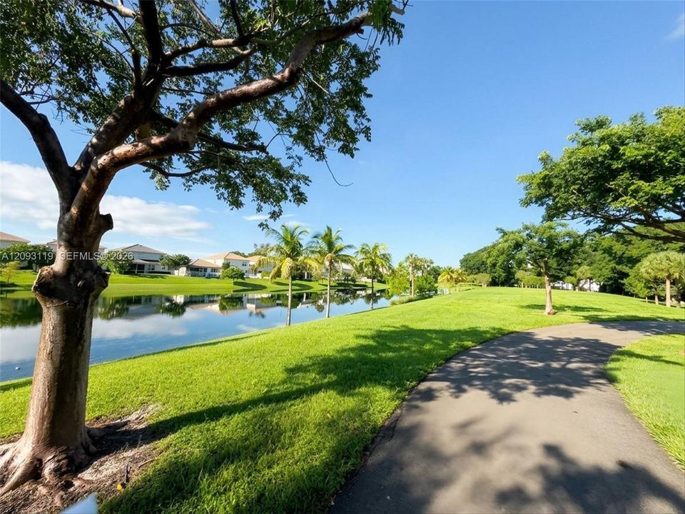 Hillcrest and Parkview residents enjoy exclusive access to beautiful landscaped gardens and walking trails—ideal for exercise or a relaxing stroll