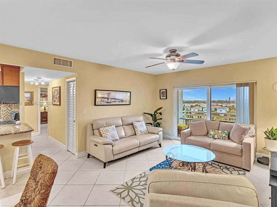 For Sale: $230,000 (2 beds, 2 baths, 1132 Square Feet)