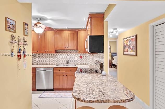 For Sale: $230,000 (2 beds, 2 baths, 1132 Square Feet)