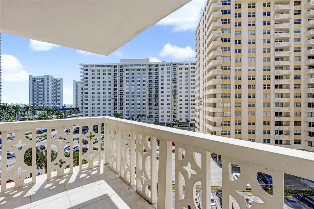 На продажу: $305,000 (2 спален, 2 ванн, 1176 Квадратных фут)