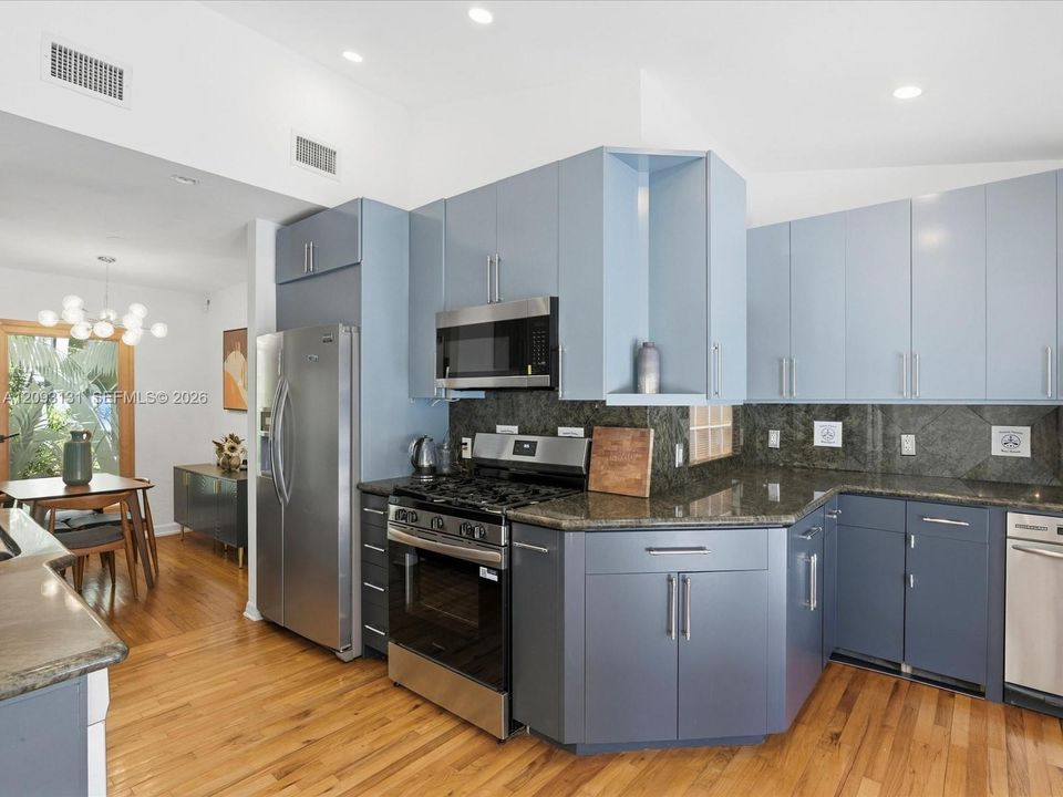 For Sale: $2,999,000 (4 beds, 3 baths, 2652 Square Feet)