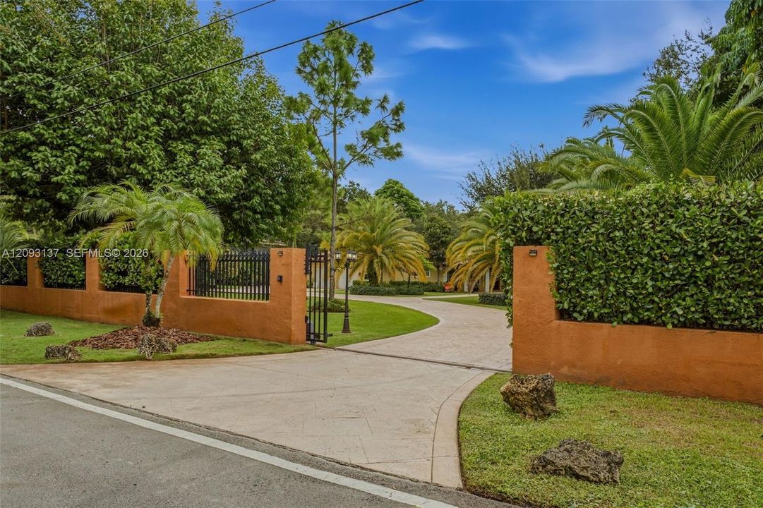 For Sale: $1,925,000 (3 beds, 2 baths, 1827 Square Feet)