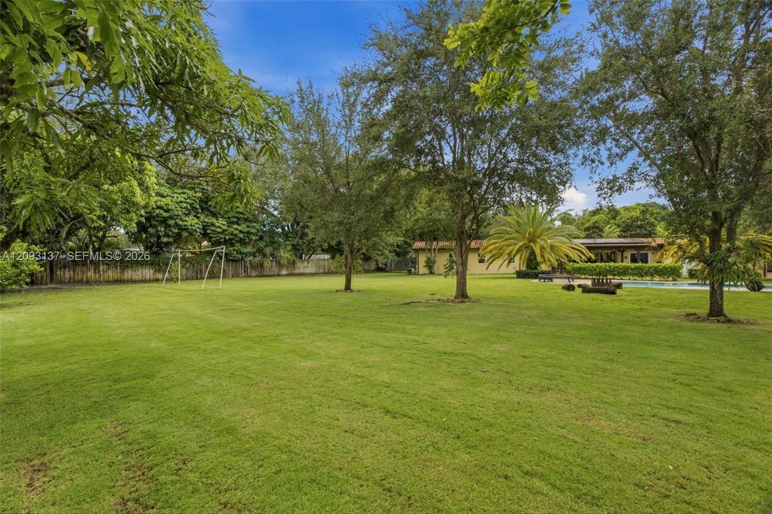 For Sale: $1,925,000 (3 beds, 2 baths, 1827 Square Feet)