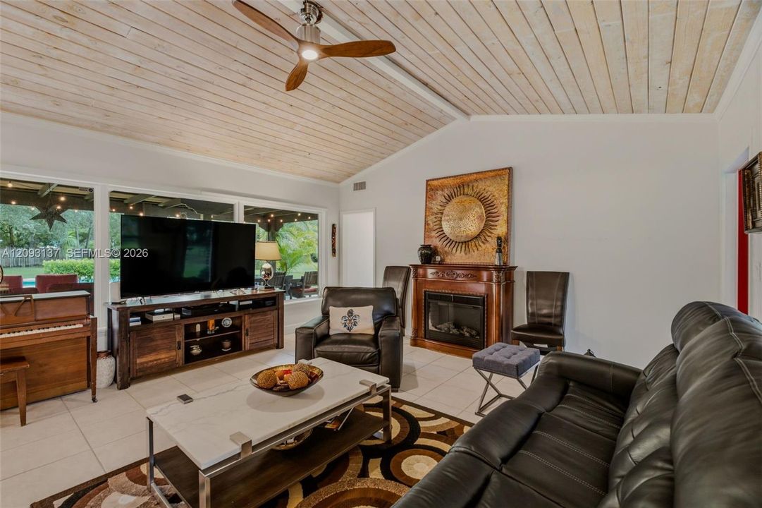 For Sale: $1,925,000 (3 beds, 2 baths, 1827 Square Feet)