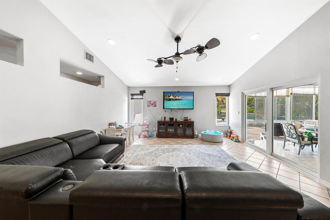 14463 SW 16th Ct Davie FL-print-006-012-